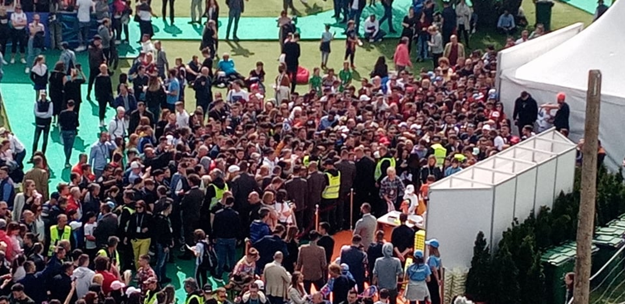 ZNA SE KO JE GLAVNA ZVEZDA Ogromna gužva, navijači pohrlili na druženje sa Đokovićem (VIDEO)