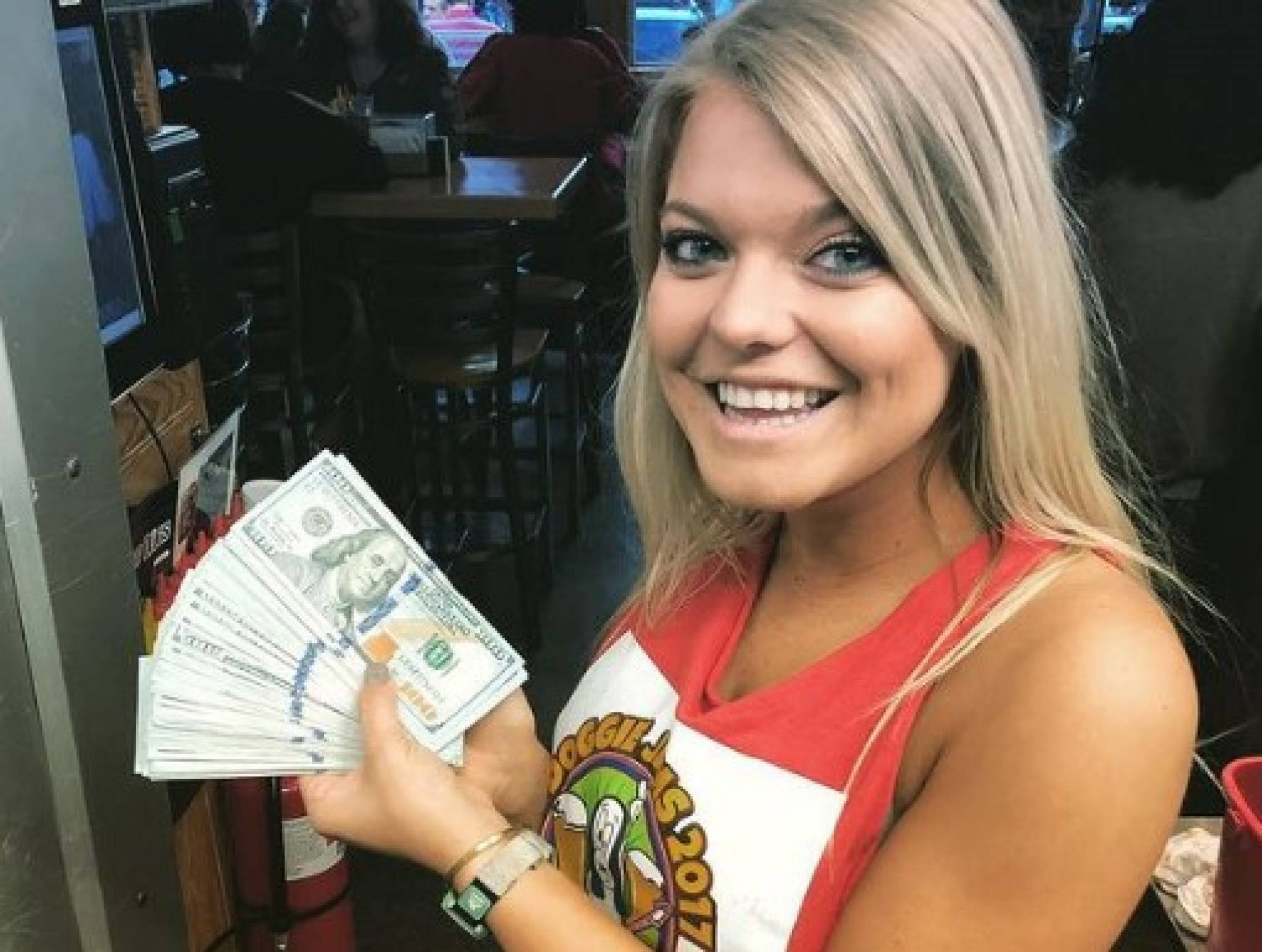 ZA DVE ČAŠE VODE KONOBARICI OSTAVIO BAKŠIŠ 10.000 DOLARA Kada je videla ko je častio usledio je šok