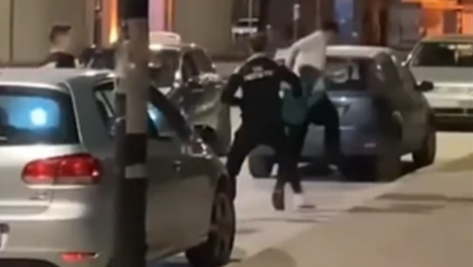 ISPLIVAO SNIMAK PREBIJANJA SRPSKOG TIKTOKERA VajVaija mladić udario pesnicom u glavu, on krenuo da beži (VIDEO)