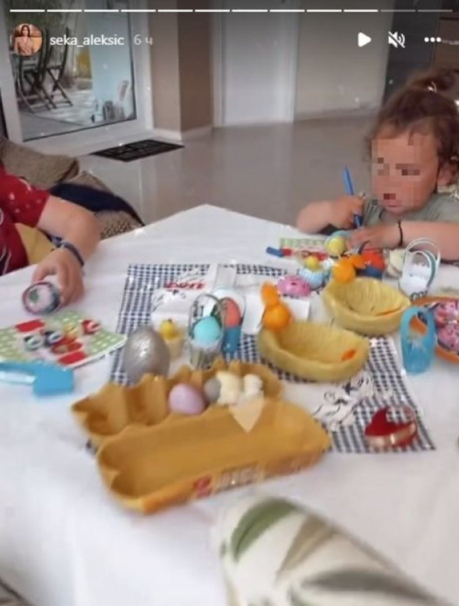 DECA SU UKRAS SVETA Seka Aleksić ima veliku pomoć u spremanju praznika (FOTO)