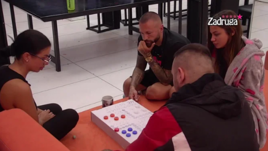 DRUGARSKI Ana i Sanja pokazale da nemaju problem da dele Cara, pa sa Filipom uživale u ovoj igri