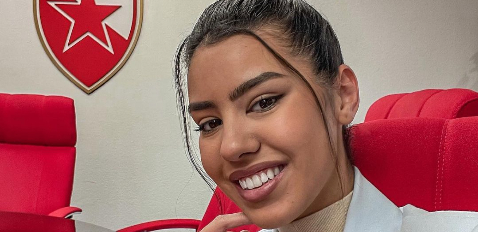 NAJLEPŠE POJAČANJE NA "MARAKANI" Crveno-beli angažovali mis Srbije, lepa Andrijana zablistala na derbiju (FOTO)