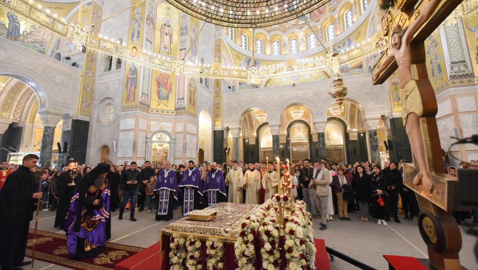 IZNETA PLAŠTANICA IZ HRAMA SVETOG SAVE Patrijarh poručio: U krstu je i pobeda, na krstu Hristos je pobednik