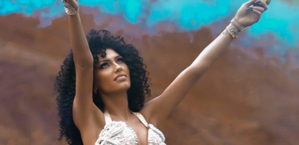 NOSIĆU TO DOK SAM ŽIVA! Poznatu pevačicu sveštenik silovao kad je imala 14 godina, u emisiji progovorila o traumi