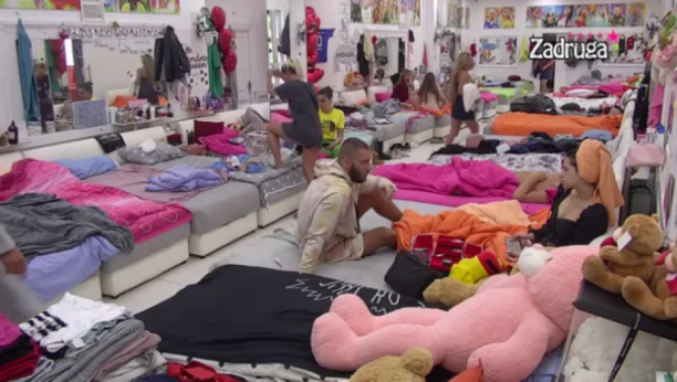 MOŽDA SU LUDI Mensur kod Milice pokušao da opravda svoju porodicu zbog teških reči, Veselinovićeva ostala bez teksta (VIDEO)