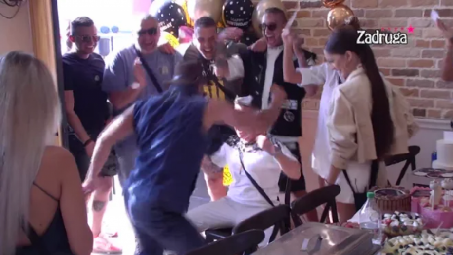 NEOČEKIVANI GOST NA PROSLAVI Zadrugari presvukli Sandija u kauboja, on plesao oko Matore, pa je i poljubio (VIDEO)