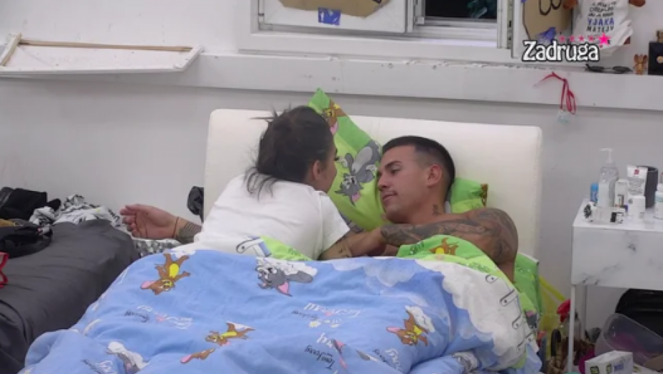 NJIH NIKO NE ZANIMA Mina i Mateja se osamili pod pokrivačem, pa razmenjivali nežnosti naočigled svih