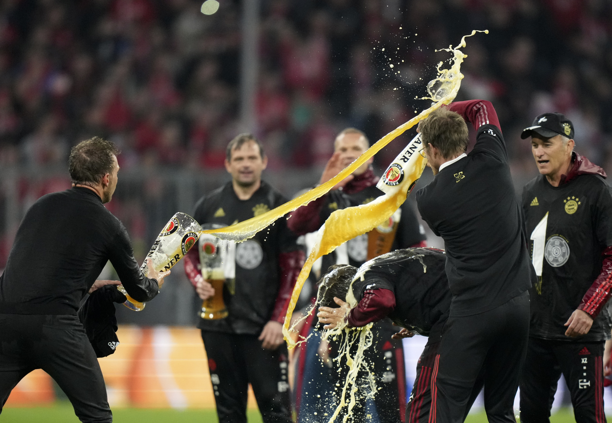 BAJERN ODBRANIO TITULU Bavarci preslišali Dortmund i overili 10. u nizu (FOTO)