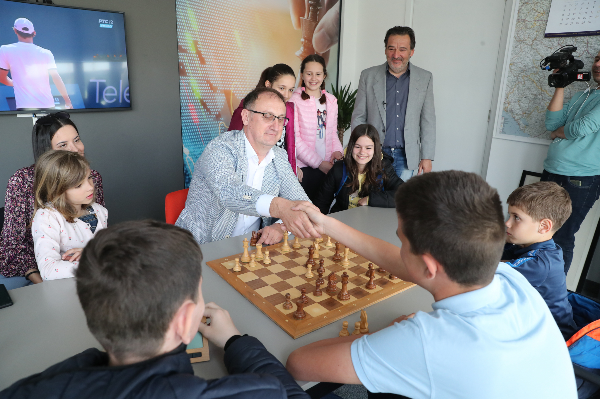 BUDUĆI ŠAMPIONI U POSETI ALO! REDAKCIJI Mališani iz Pančeva nastavili žetvu medalja, pa dobili zlata vredne savete od predsednika Lazića (VIDEO)