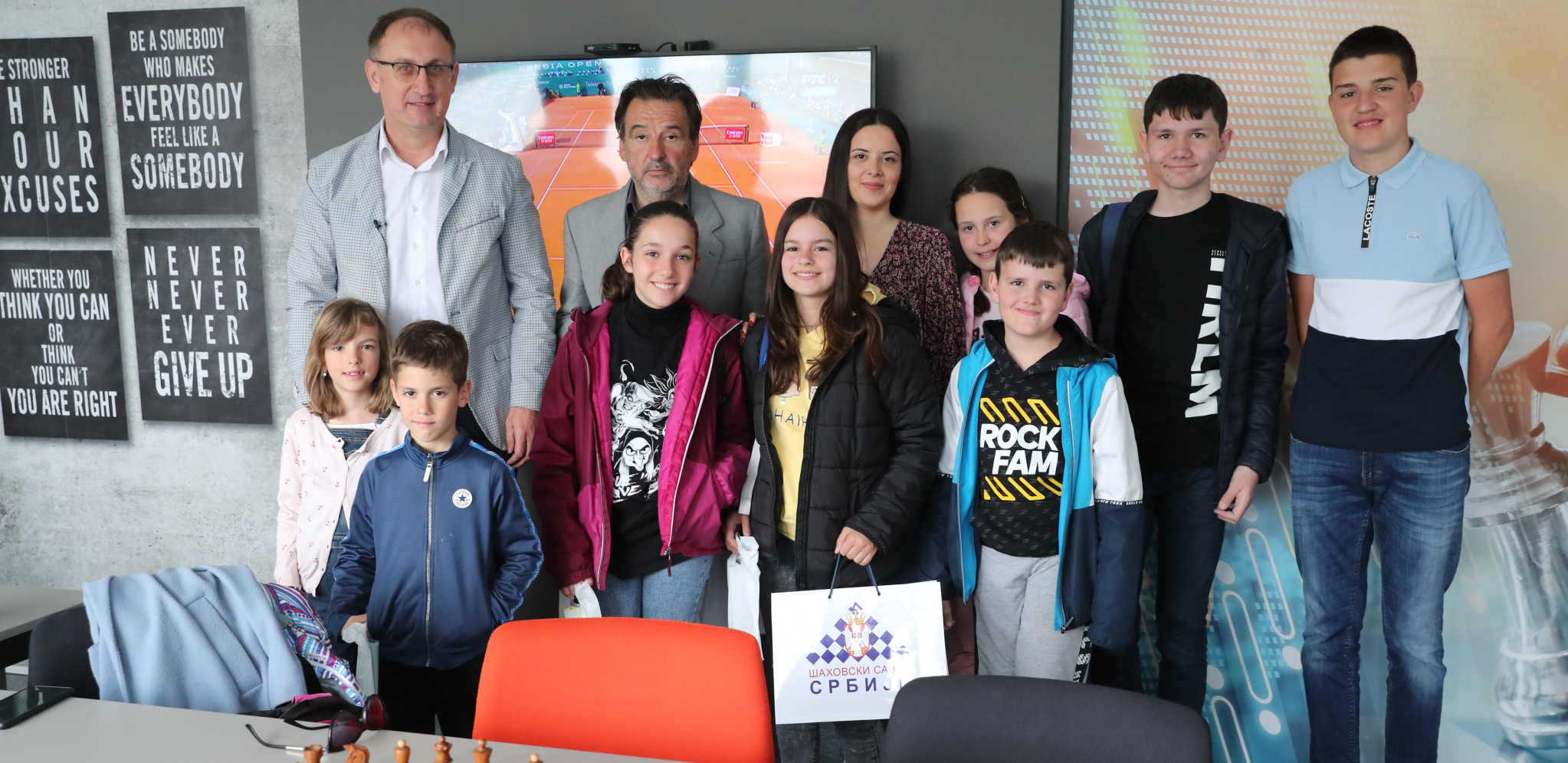 BUDUĆI ŠAMPIONI U POSETI ALO! REDAKCIJI Mališani iz Pančeva nastavili žetvu medalja, pa dobili zlata vredne savete od predsednika Lazića (VIDEO)