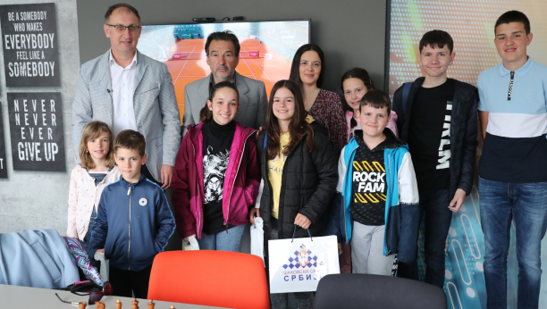 BUDUĆI ŠAMPIONI U POSETI ALO! REDAKCIJI Mališani iz Pančeva nastavili žetvu medalja, pa dobili zlata vredne savete od predsednika Lazića (VIDEO)