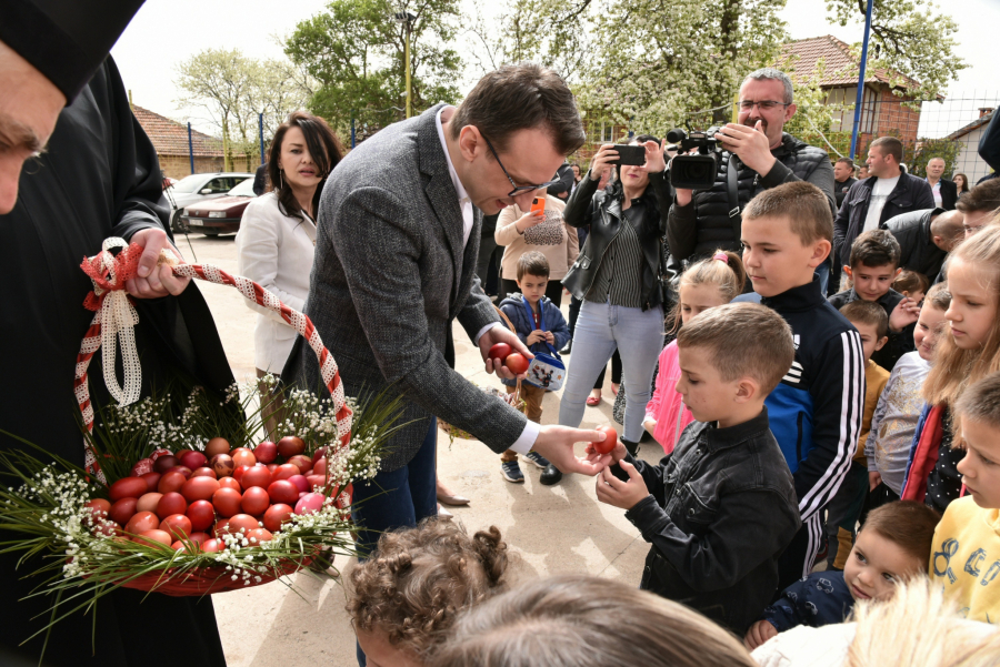 SVOJI NA SVOME, NA KOSMETU ZA VASKRS Petar Petković u selu Banje: Iskušenja su velika, ali tu smo da gradimo mir (FOTO/VIDEO)
