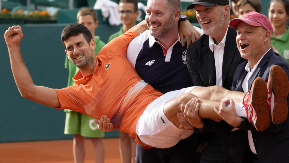 CELU SRBIJU JE OVO ZANIMALO Svi su gledali u čudne poklone, sada je otkriveno značenje figura koje je Novak dao bivšim saradnicima