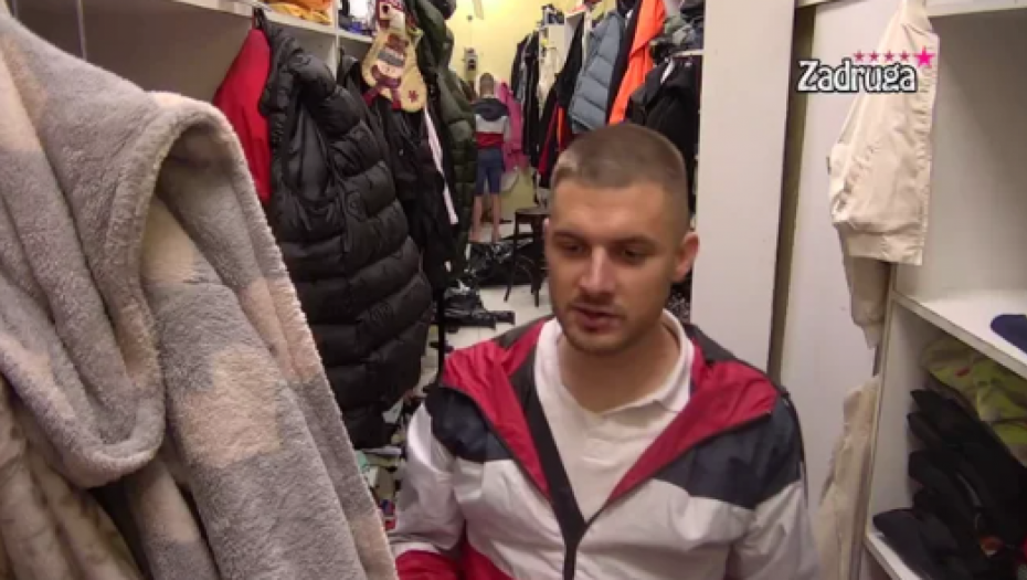 ZABORAVIO OBEĆANJE, PA IPAK PRIŠAO MIMI Gruja se obratio Mimi u nadi da će se malo više zainteresovati za njega