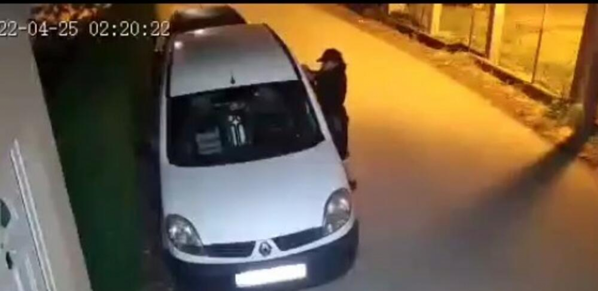 SIGURNOSNE KAMERE SNIMILE DRSKU PLJAČKU Žena u Borči nasred ulice obila auto (VIDEO)