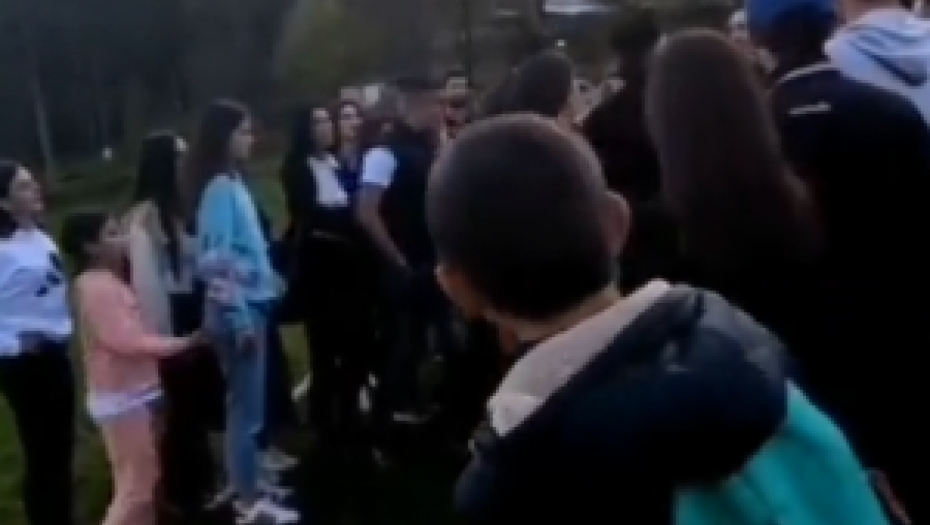 USTAŠKO DIVLJANJE U CRNOJ GORI Kamenovali autobus pun dece jer su igrala srpsko kolo (VIDEO)