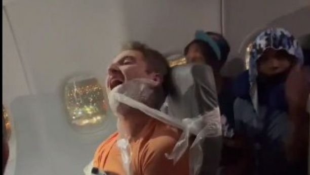 DRAMA U AVIONU: Dečka su vezali za sedište jer je spopadao stjuardesu, a kada su sleteli sačekalo ga je iznenađenje (VIDEO)