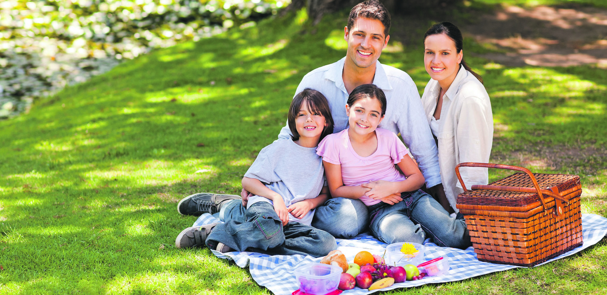Go love family. Семья на пикнике. Счастливая семья. Счастливая семья на природе. Пикник с семьей на природе.
