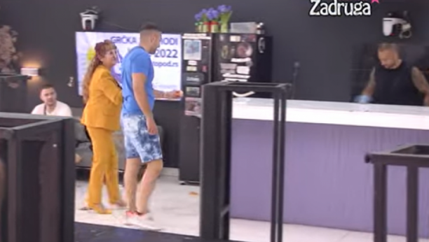 OSTAO JE ZATEČEN Mama Džehva dala Anđelu poklon od Teodore, on nije želeo da prihvati, pa joj rekao samo jednu stvar