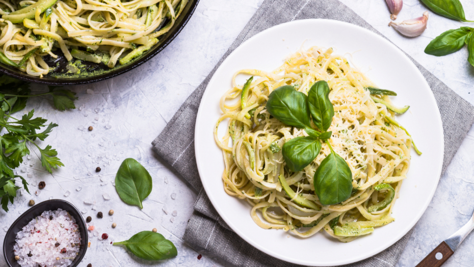 LAGANI RUČAK ZA VRELE DANE Pasta sa limunom i šparglama u belom sosu