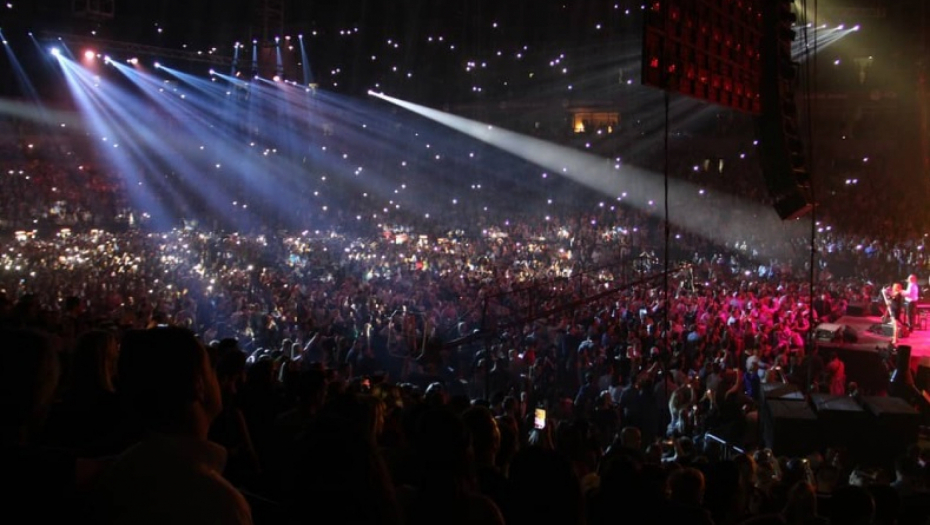 NIJE KAO ŠTO IZGLEDA Devojka se na koncertu popela muškarcu na ramena, pa SEVNULO ono što nije smelo da se vidi (FOTO)