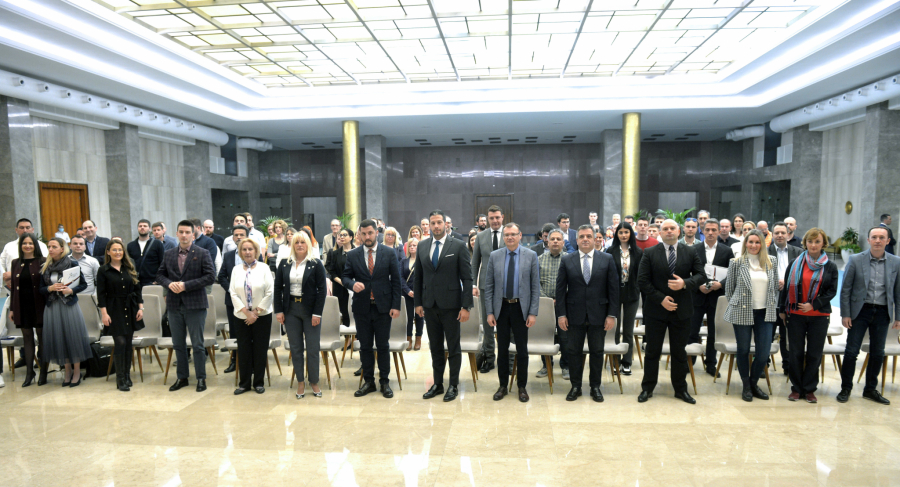 MINISTAR UDOVIČIĆ POTPISAO UGOVORE O REALIZACIJI 82 PROJEKTA ZA MLADE Finansijska sredstva su uvećana i iznose skoro 1,3 milijardi dinara!