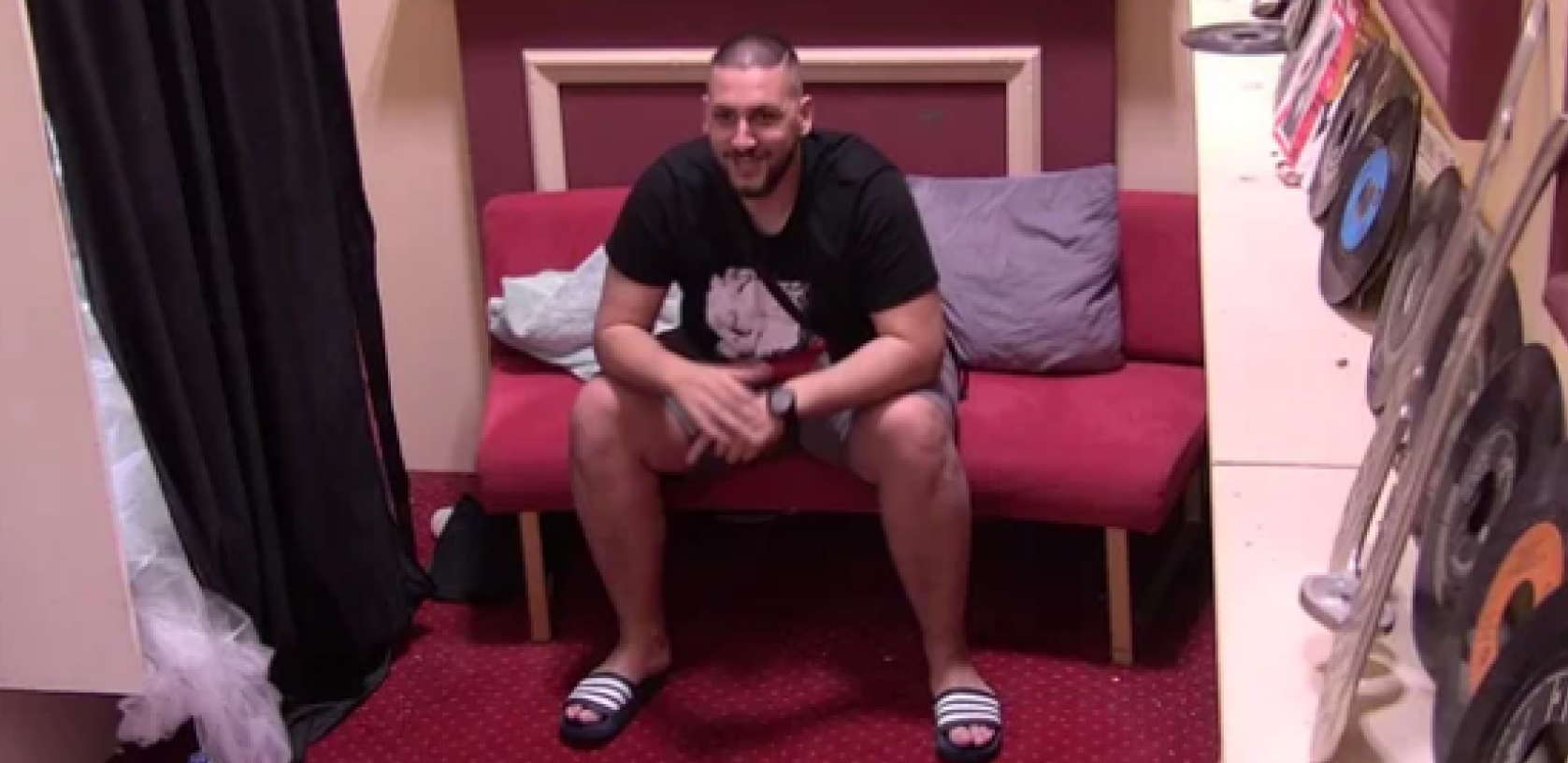 I DA JE NAJVEĆI FOLIRANT, SVAKA MU ČAST Zola slikovito pokazao kako mu je Miljana upala u krevet, pa otkrio šta sad misli o Bebici (FOTO)