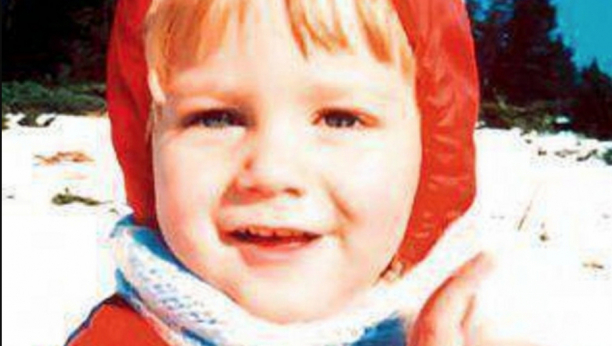 PREPOZNAJETE LI DEČAKA SA FOTOGRAFIJE? Danas je omiljeni među lepšim polom, žene se bolesno lože na njega