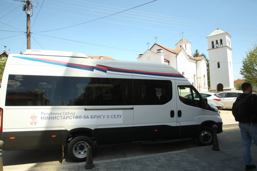 DRŽAVA REŠILA PROBLEM GRAĐANA Minibusom kroz kuršumlijska sela