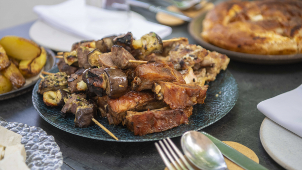 ROŠTILJ SA TVISTOM Pazarski ćevap uštipci i šumadijski "vrc“ (VIDEO)