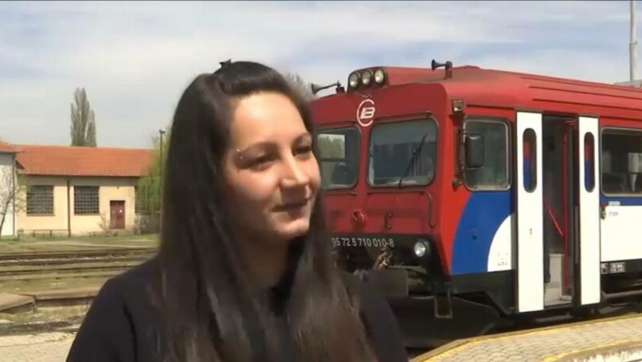 TAMARA JE GLAVNI MAŠINOVOĐA Danas krstari prugama, a kao dete je ispraćala vozove sa stanice na kojoj je odrasla (FOTO)