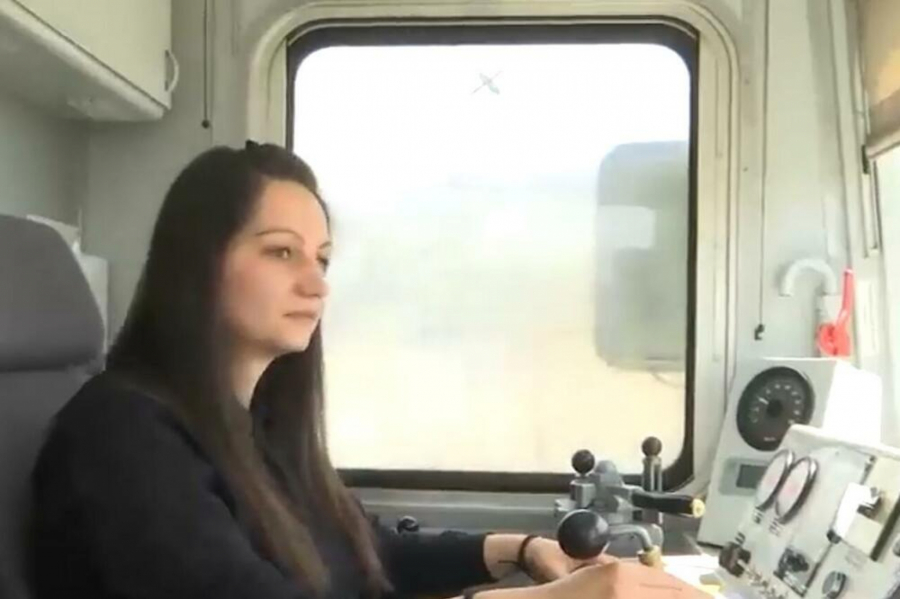 TAMARA JE GLAVNI MAŠINOVOĐA Danas krstari prugama, a kao dete je ispraćala vozove sa stanice na kojoj je odrasla (FOTO)