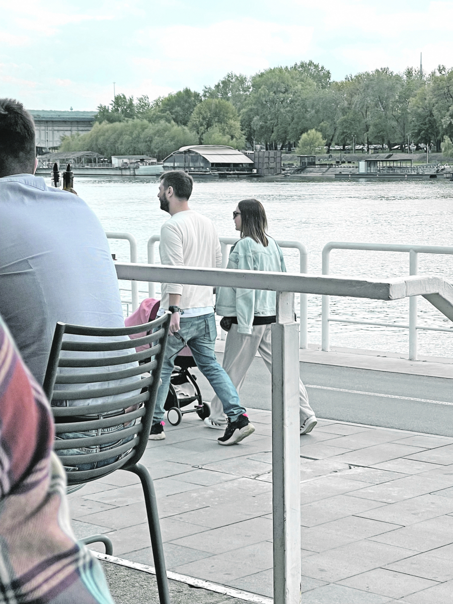 ALO! PAPARAZZO Marijana Mićić uhvaćena u prvoj šetnji sa mužem i ćerkicom (FOTO)