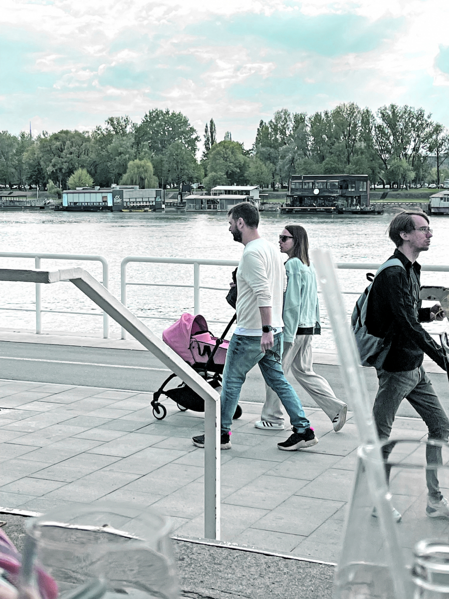 ALO! PAPARAZZO Marijana Mićić uhvaćena u prvoj šetnji sa mužem i ćerkicom (FOTO)