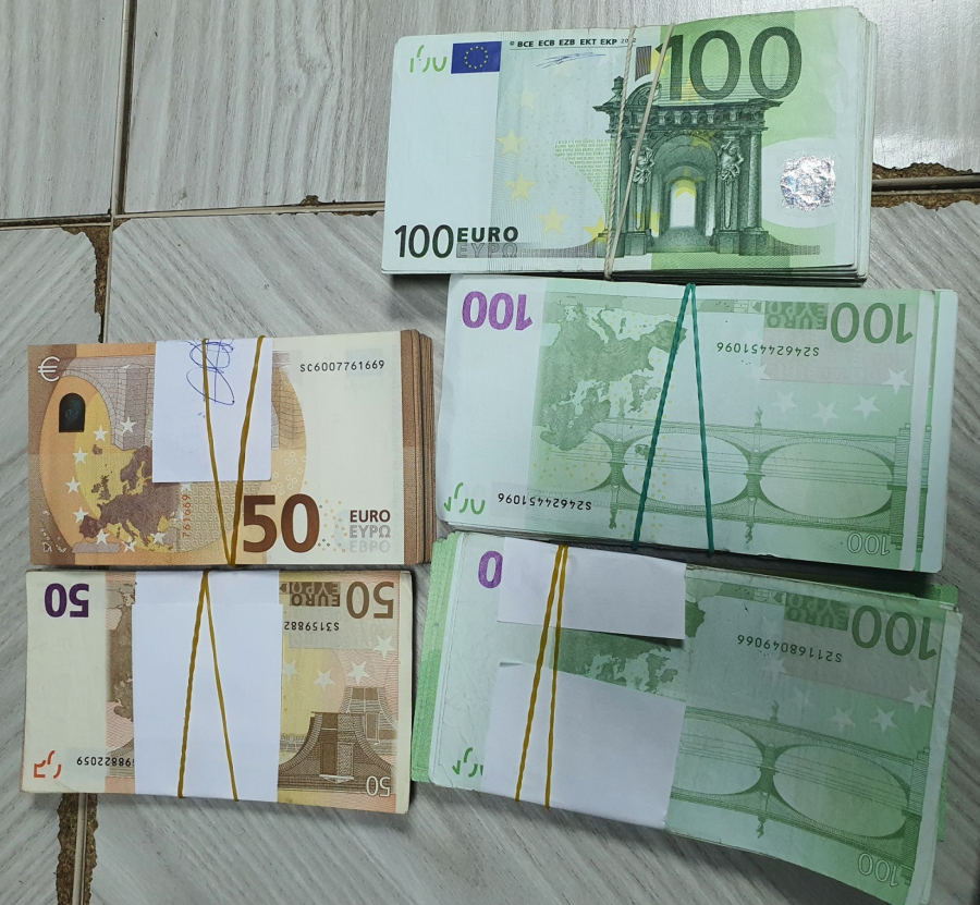 ZAPLENJENE ZLATNE POLUGE I HILJADE EVRA Pune ruke posla za srpske carinike