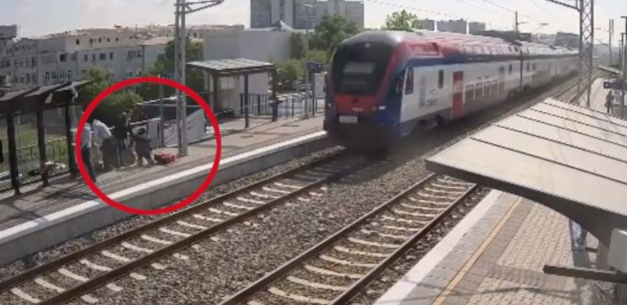 DRAMA NA TOŠINOM BUNARU! Čovek spasao život ženi pred vozom koji je jurio, pa se samo prekrstio (VIDEO)