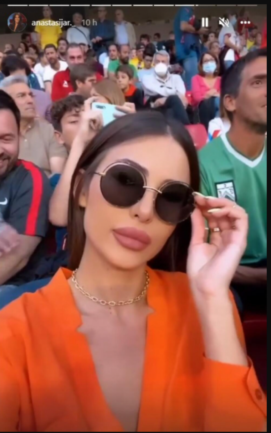 DOBILA POKLON OD NJEGOVE PORODICE Anastasija i Gudelj se ne razdvajaju, pevačica ga prati na utakmice (FOTO)