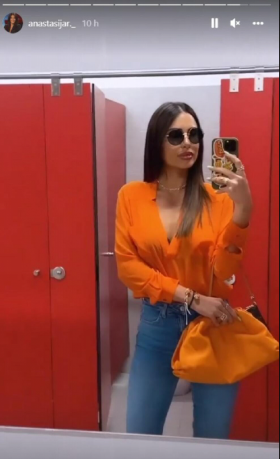 DOBILA POKLON OD NJEGOVE PORODICE Anastasija i Gudelj se ne razdvajaju, pevačica ga prati na utakmice (FOTO)