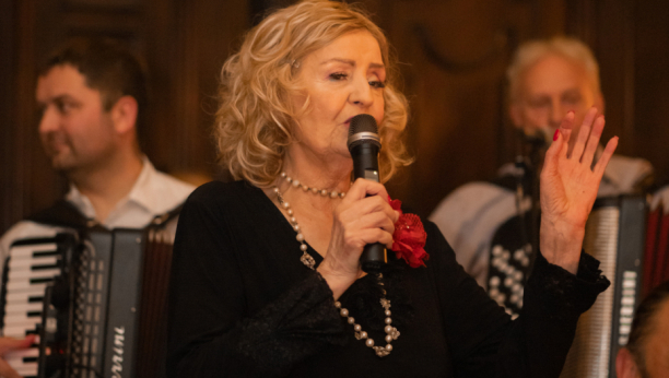 U BEOGRAD DOŠLA GOLA I BOSA Lepa Lukić udavala se dva puta, drugom mužu uzela svu imovinu, a za njim je najviše patila