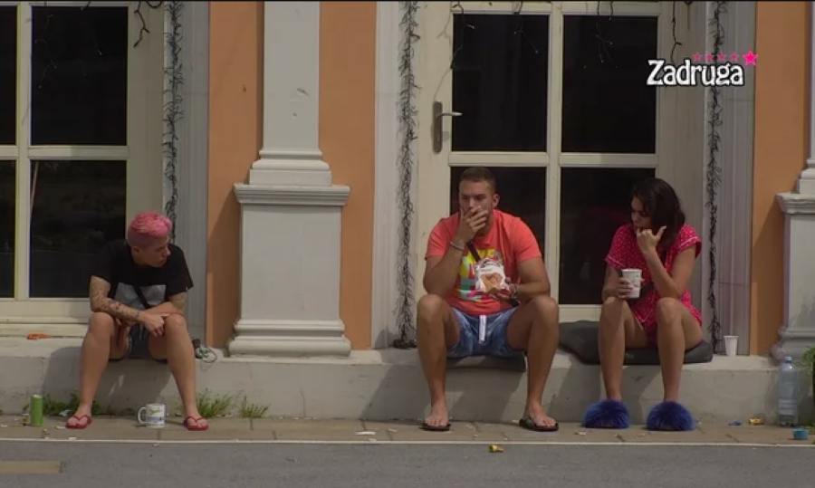 DALILA IMA ŠIZOFRENIJU, SMUČILA MI SE, KORISTI ME Matora oplela po drugarici, ne može da joj pređe preko jedne stvari