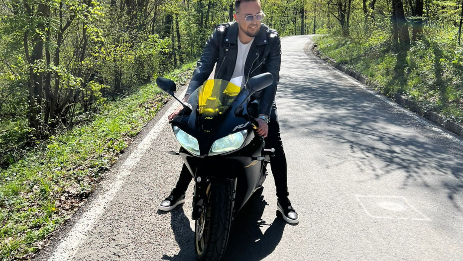 NAKON SNIMANJA SPOTA STEFAN JE ZAVRŠIO U BOLNICI  Pevač pao sa motora, zadobio povrede (FOTO)