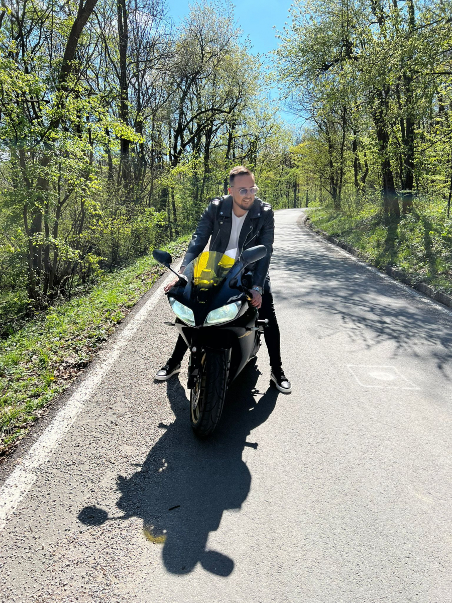 NAKON SNIMANJA SPOTA STEFAN JE ZAVRŠIO U BOLNICI  Pevač pao sa motora, zadobio povrede (FOTO)