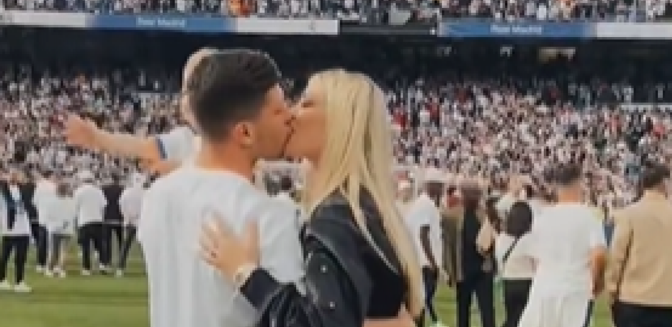 SCENA O KOJOJ BRUJI ŠPANIJA Jović slavio sa igračima Reala, a onda je došla Sofija - poljubio je pred punim tribinama (VIDEO)