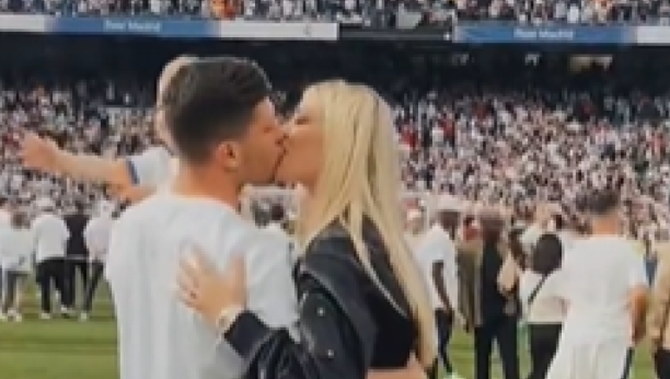 SCENA O KOJOJ BRUJI ŠPANIJA Jović slavio sa igračima Reala, a onda je došla Sofija - poljubio je pred punim tribinama (VIDEO)