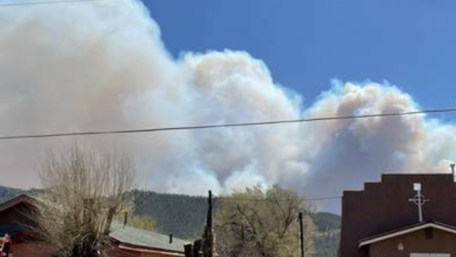 VATRA GUTA SVE PRED SOBOM Požar u Novom Meksiku se širi velikom brzinom, hiljade ljudi evakuisano!