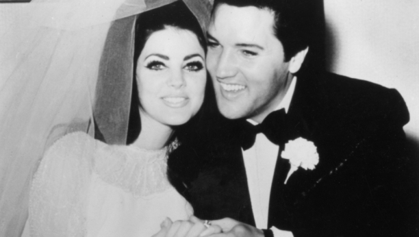CEO SVET JE PRIČAO SAMO O NJIMA Kralj rokenrola preminuo je mlad, a evo kako danas izgleda bivša žena Elvisa Prislija! (FOTO)