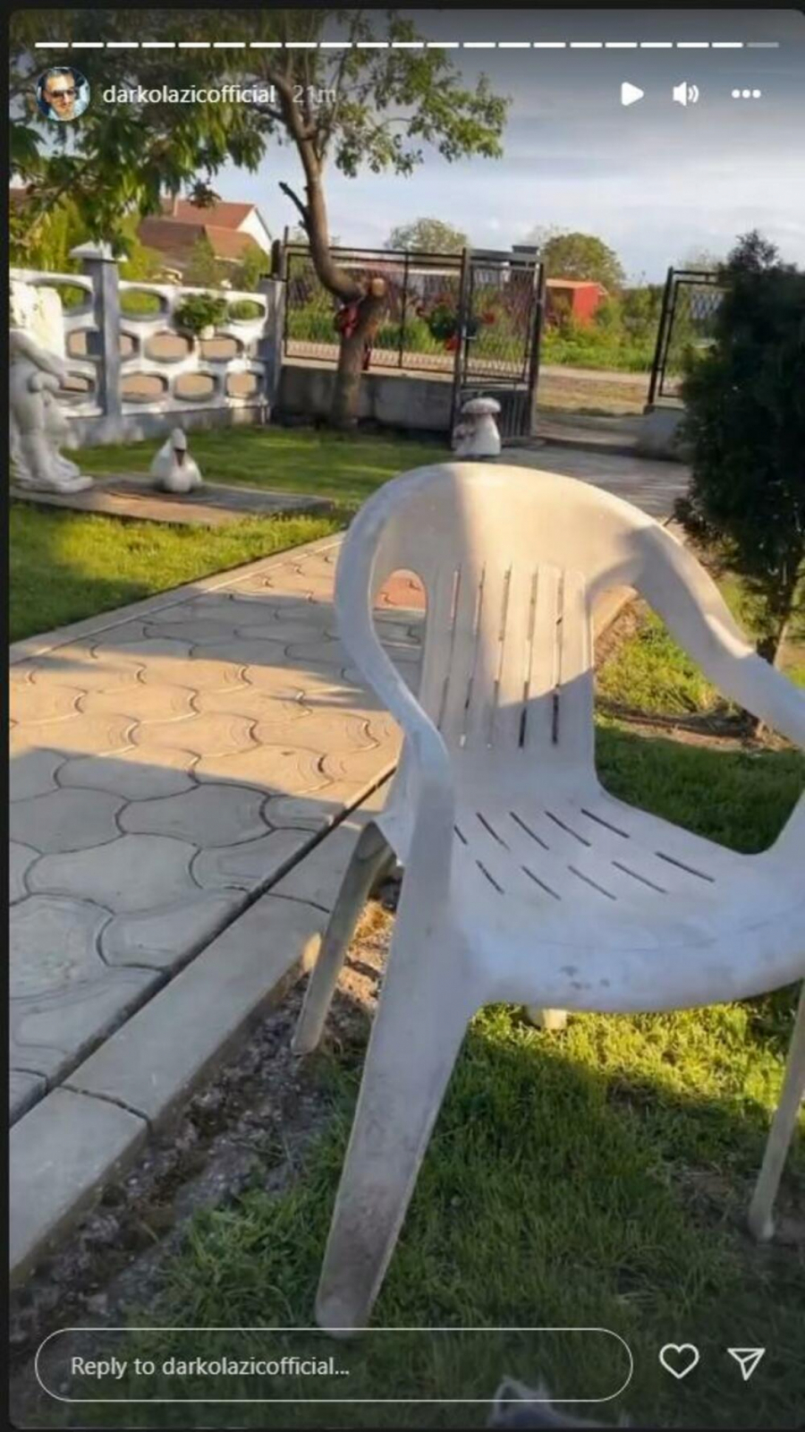 NAKON SKANDALA STIGAO U RODNO MESTO Darko Lazić ne skida osmeh sa lica, a evo i ko mu pravi društvo (FOTO)