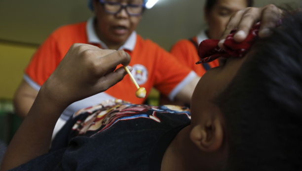 DEČAKU LIZALICA SPRŽILA JEZIK Zbog slatkiša završio u bolnici sa teškim opekotinama