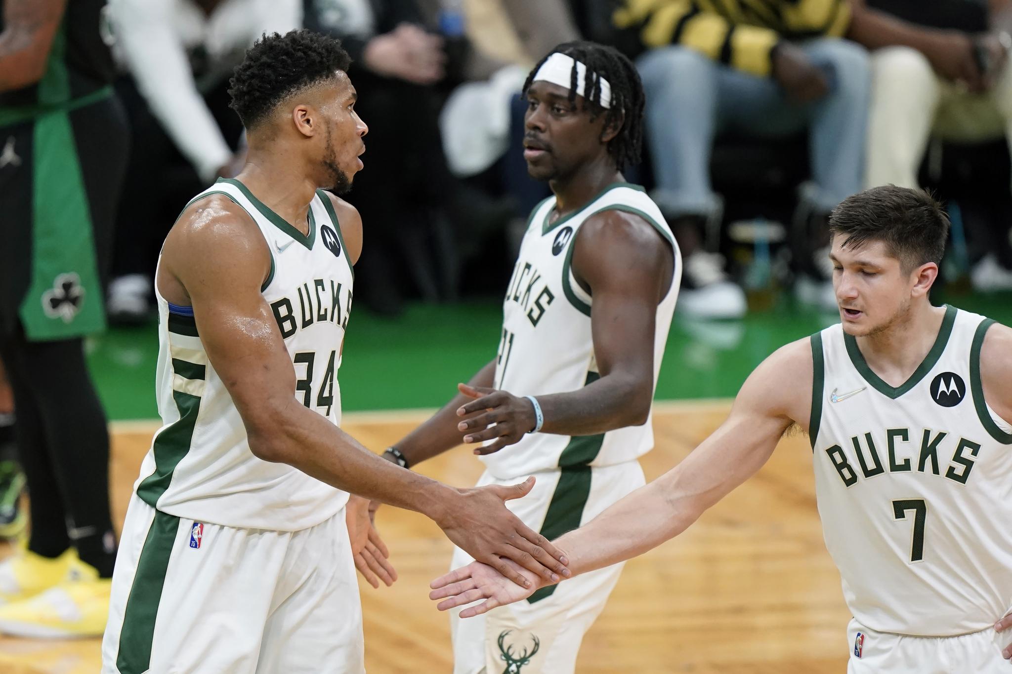 BREJK U BOSTONU Adetokunbo tripl-dablom doneo Milvokiju prednost u seriji (VIDEO)