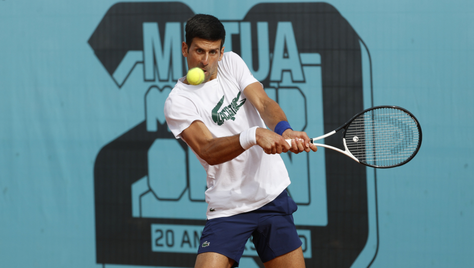 ŠPANCI ODLEPILI ZBOG ĐOKOVIĆA Svi su došli da gledaju Novakov trening, krcate tribine u Madridu dočekale Srbina (VIDEO)